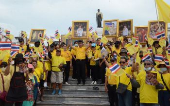 ชาวโคราชรวมตัวหน้าลาน\'ย่าโม\' รณรงค์สร้างจิตสำนึกปกป้องสถาบันชาติ