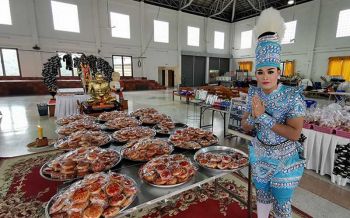 \'พระเอกลิเก\'นำขนมเปี๊ยะ1พันชิ้น แก้บนไอ้ไข่เด็กวัดเถรพลาย พร้อมล้วงเลขเด็ด