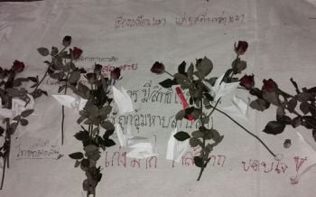 \'เยาวชนปลดแอก\'บุรีรัมย์ วางกุหลาบแดง-นกกระดาษ ตามหาผู้ถูกอุ้มหาย