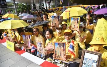 ประชาชนเฝ้าฯรับเสด็จ\'ในหลวง-พระราชินี\' แน่นลานหน้าเดอะมอลล์บางแค (ประมวลภาพ)