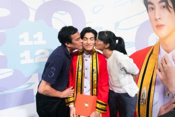 \'กลัฟ คณาวุฒิ\'เป็นปลื้ม!แฟนคลับกว่า 4,000 คน ร่วมแสดงความยินดีบัณฑิตป้ายแดง