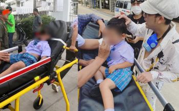 สงสารหนูน้อยเพิ่งเลิกเรียน! โดนลูกหลงตำรวจฉีดน้ำใส่ม็อบ