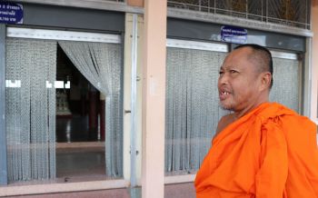 ‘วัดบ้านเพชร’ผุดไอเดียประดิษฐ์ม่านโซ่ประตูป้องกันนกพิราบ