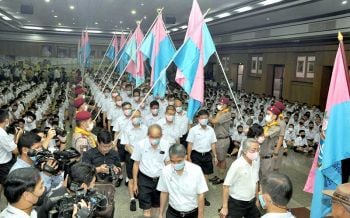 ศิษย์เก่าสวนกุหลาบฯย้อนวัยแต่งชุดนร.ต้อนรับน้องๆ ม.1สอนให้ตอบแทนคุณแผ่นดิน