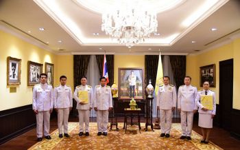 ผอ.โรงเรียนราชวินิตประถมฯ-มัธยม รับโฉนดที่ดินในพระปรมาภิไธย