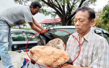 รวยไม่รู้ตัว! ชาวประมงเมืองคอนพบอ้วกวาฬ คนแย่งซื้อจ่ายเป็นล้าน
