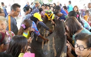 คอหวยฮือฮา! เรือโบราณคู่บุญ\'หลวงพ่อปลื้ม\'ที่จมหายไปนานโผล่ขึ้นจากน้ำ