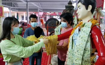 ยอดขายปัง!! สาวชาวจีนขนสร้อยทอง2สลึง2,700เส้น ถวาย\'อาตี๋สำเภาทอง\'