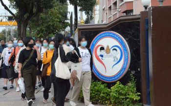 นร.โคราชในนามKorat Noเผด็จการณ์เอาด้วย แต่งไปรเวทไปโรงเรียนเข้าเรียนตามปรกติ