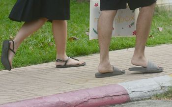 โชว์เหนือ!! ส่องชุด\'นักเรียนเลว\' ลากอีแตะ-ใส่ขาก๊วยเข้าโรงเรียน