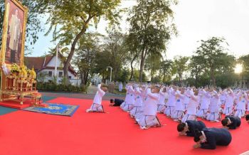 \'บิ๊กอุ้ย\' นำกองทัพเรือจัดพิธีทำบุญตักบาตรถวายเป็นพระราชกุศล \'ในหลวงรัชกาลที่ 9\'