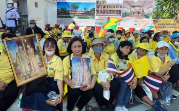 พสกนิกรพร้อมใจใส่เสื้อเหลือง รอเฝ้าฯรับเสด็จ\'ในหลวง-พระราชินี\' (ประมวลภาพ)