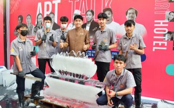 แชมป์แกะสลักหิมะนานาชาติโชว์แกะสลักน้ำแข็งเพ้นท์ควายไทยในงาน UBON ART FEST 2020