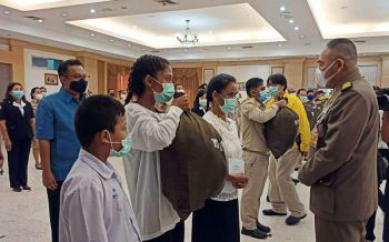 \'ร.10\'พระราชทานเครื่องอุปโภคบริโภคมอบราษฎรประสบอุทกภัยจ.ตรัง