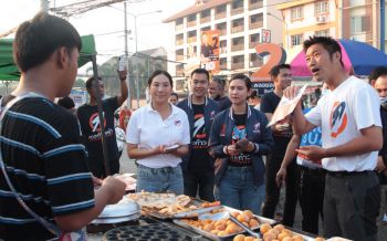 \'ธนาธร\'ลงพื้นที่\'ชลบุรี\'ช่วยหาเสียง เจอชูป้าย-โห่ไล่ต้องเปลี่ยนเส้นทาง
