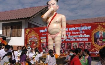 คอหวยแห่ส่องเลขเด็ดย่ามยักษ์ บนรูปปั้น\'ไอ้ส้มฉุน\'วัดดังชัยนาท