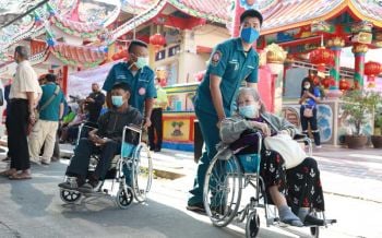 ‘มูลนิธิป่อเต็กตึ๊ง’มอบรถเข็นวีลแชร์ 150 คัน แก่ผู้พิการในพิษณุโลก
