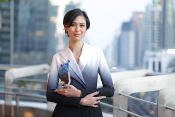 ลุคใหม่สวยเฉียบ\'เฌอเอม ชญาธนุส\'คว้ารางวัล คนรุ่นใหม่นักสร้างแรงบันดาลใจ
