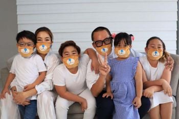 ‘พ่อเปิ้ล-แม่จูน’ แท็กทีม‘แม่โบว์-น้องมะลิ’ เชิญชวนสนับสนุนหน้ากากหมีเท็ดดี้บลู