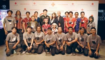 ทีม\'เก็บแผ่นดิน\'ทำบุญด้วยเสียงเพลงเพราะในงานกาชาดออนไลน์