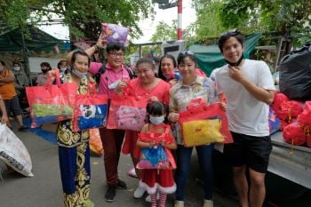 \'อั้ม –ถิร\' นำทีมดาราจิตอาสา จัดกิจกรรม “\'ธารน้ำใจดารา สู่ฝันวันคริสมาสต์\'มอบสิ่งของและความสุขให้กับพี่น้องชุมชนพระราม 9