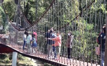 \'ภูเขาไฟกระโดง\' คึกคัก นทท.​แห่เที่ยวสะพานแขวนลาวา ชมปากปล่องภูเขาไฟ