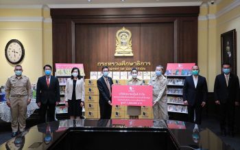 \'ครูพี่โอ๊ะ\'รับมอบหนังสือ\'วรรณกรรมเยาวชน\' หวังกระตุ้นนิสัยรักการอ่าน