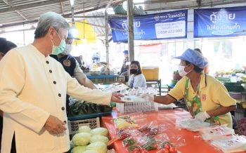 \'พ่อเมืองระยอง\'ลุยตลาดนัด ให้กำลังใจพ่อค้าแม่ค้า หลังเจอวิกฤตโควิด