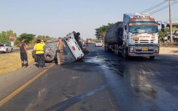 กระบะบรรทุกหอมแดงยางระเบิดพลิกคว่ำขวางถนน