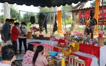 ชาวบ้านแห่ส่องเลขเด็ดโค้งสุดท้าย อ่างน้ำมนต์\'ไอ้ไข่\'วัดโบสถ์ราษฎรศรัทธา