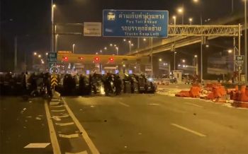 \'ม็อบ 28 กุมภา\'แยกย้าย! ผู้ชุมนุมทยอยกลับ ตร.คุมฝูงชนเข้ายึดพื้นที่