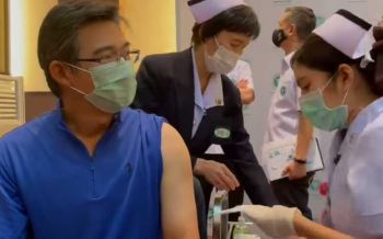 \'หมอทวีศิลป์\'ฉีดวัคซีนครบ 24 ชม. บอกต่อไปจะใส่เสื้อแขนกุดรับแดดรอรับเข็มสอง