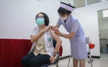 ‘หมอชายแดน’เล่า‘ผลข้างเคียง’ หลังฉีดวัคซีน ย้ำอย่าเพิ่งถอดแมสเด้อหมู่เฮา
