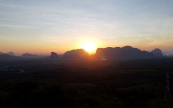 ชมวิวพระอาทิตย์ขึ้นที่\'ภูหยอกดาว\' เปลี่ยนสวนยางเป็นแหล่งท่องเที่ยว ตั้งแคมป์ปิ้ง