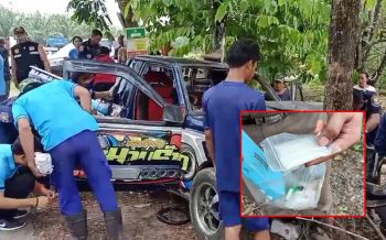 กระบะเสียหลักชนต้นไม้ เจ็บ 3 ราย  ผงะตำรวจเจอยาไอซ์ตกในที่เกิดเหตุ