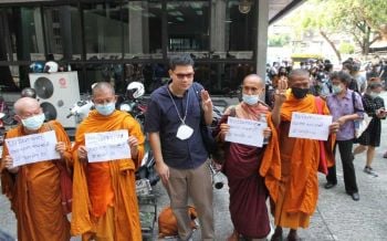 อัยการเลื่อนสั่งคดี‘3 นิ้ว’ชุมนุมสถานทูตเยอรมนี ‘พระ’โผล่ขอบิณฑบาตเลิก‘ม.112’