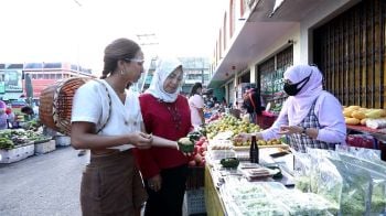 ‘ซาร่า-นลิน’โชว์นุ่งกระโจมอก  พักผ่อนสุดชิลท่ามกลางธรรมชาติ ที่‘บ่อน้ำร้อนทุ่งนุ้ย’
