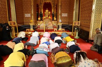ประชาชนพร้อมใจกราบสักการะ สมเด็จพระบูรพมหากษัติยาธิราช เนื่องในวันจักรี