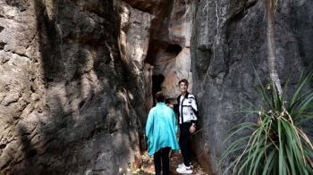 ‘เขต-ธาราเขต’พักชิม‘เมี่ยงสมุนไพร’ สูดอากาศบริสุทธิ์เต็มปอดที่‘น้ำตกเพียงดิน’