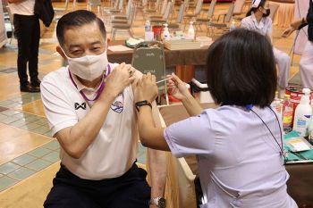 \'ผู้ว่าฯแม่ฮ่องสอน\'นำทีมฉีดวัคซีนโควิดเข็มที่ 2 สร้างความเชื่อมั่นปชช.