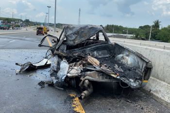 บรรทุกพ่วงชนกระบะจอดเสีย ไฟลุกไหม้เสียหายเกือบทั้งคัน