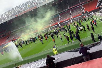 ด่วน! แฟนบอลผีบุกประท้วงเละก่อน\'แดงเดือด\'