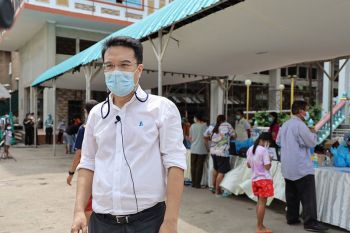 \'ปริญญ์\'นำคณะทำงานศปฉ.ปชป. ช่วย\'คลัสเตอร์คลองเตย\'ต่อเนื่อง