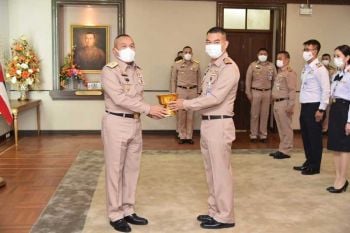 \'บิ๊กอุ้ย\' รับมอบอุปกรณ์ทางการแพทย์รักษาผู้ป่วยโควิด-19 ใน รพ.สมเด็จพระปิ่นเกล้า