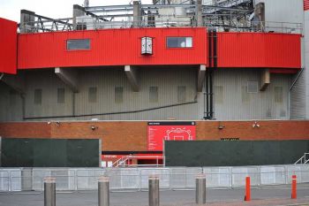 สร้างรั้วกั้นแล้ว! ผีเพิ่มมาตรการหวั่นแฟนบุกสนาม