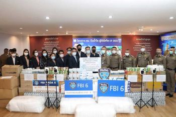 ผู้เข้าอบรมหลักสูตรPADA-กลุ่ม FBI รุ่นที่ 6 มอบสิ่งของผ่าน สตม. นำแจกปชช.เดือดร้อนโควิด