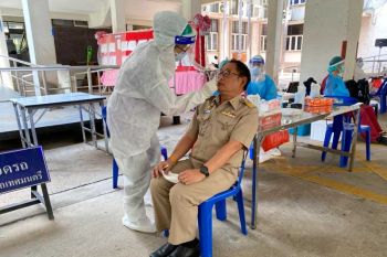 เทศบาลเมืองฉะเชิงเทรานำพนักงานตรวจหาโควิด เพื่อความปลอดภัยการให้บริการ