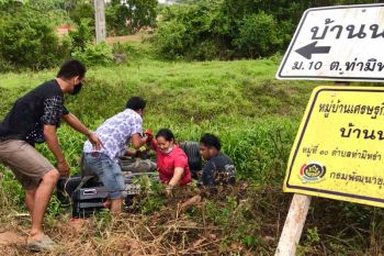 ‘พัทลุง’ฝนเทลมแรงพัดกิ่งไม้หักทับจยย. กระบะตามหลังเบรกเสียหลักตกข้างทาง
