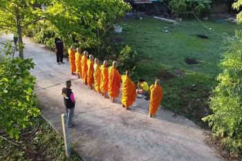 สามเณรโครงการชุมชนยั่งยืน ออกรับบิณฑบาต ผู้ปกครองปลื้มเห็นลูกหลานครองผ้าเหลือง