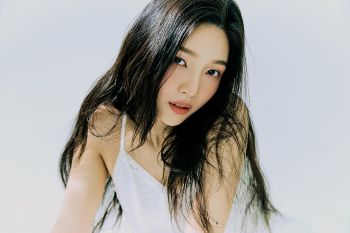 JOY วง Red Velvet เดบิวต์โซโล่ ส่งพลังความสดใสในอัลบั้มพิเศษ ‘Hello’